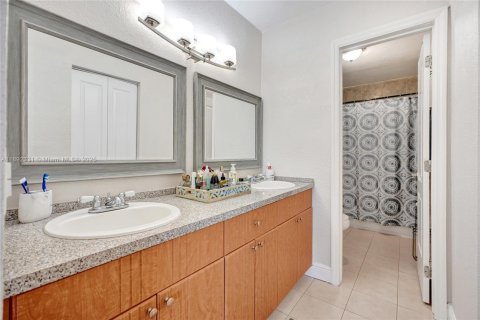 Townhouse in Hialeah, Florida 2 bedrooms, 130.81 sq.m. № 1944947 - photo 23
