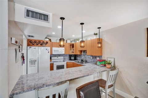 Townhouse in Hialeah, Florida 2 bedrooms, 130.81 sq.m. № 1944947 - photo 10