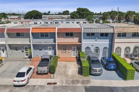 Townhouse in Hialeah, Florida 2 bedrooms, 130.81 sq.m. № 1944947 - photo 1