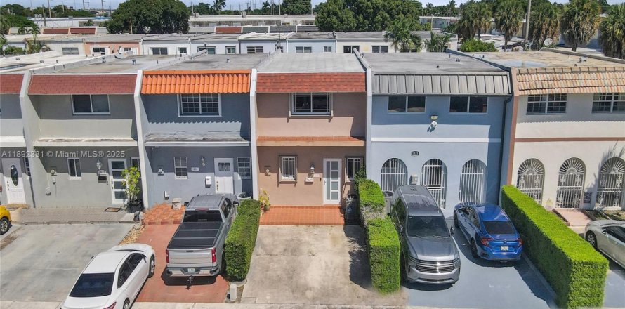Townhouse in Hialeah, Florida 2 bedrooms, 130.81 sq.m. № 1944947