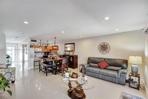 Townhouse in Hialeah, Florida 2 bedrooms, 130.81 sq.m. № 1944947 - photo 6