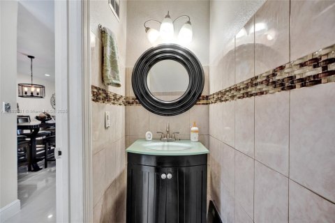 Townhouse in Hialeah, Florida 2 bedrooms, 130.81 sq.m. № 1944947 - photo 14