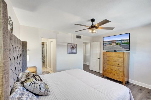 Townhouse in Hialeah, Florida 2 bedrooms, 130.81 sq.m. № 1944947 - photo 22