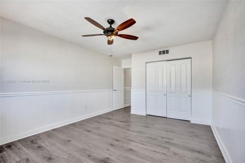 Townhouse in Hialeah, Florida 2 bedrooms, 130.81 sq.m. № 1944947 - photo 27