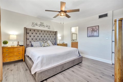 Townhouse in Hialeah, Florida 2 bedrooms, 130.81 sq.m. № 1944947 - photo 20