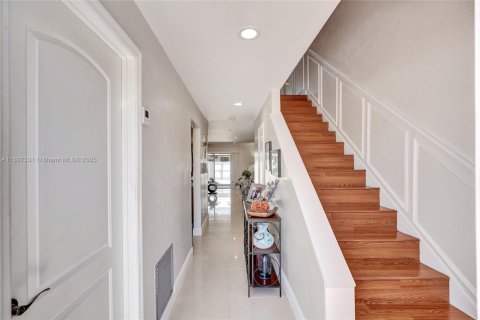 Townhouse in Hialeah, Florida 2 bedrooms, 130.81 sq.m. № 1944947 - photo 17