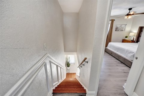 Townhouse in Hialeah, Florida 2 bedrooms, 130.81 sq.m. № 1944947 - photo 18