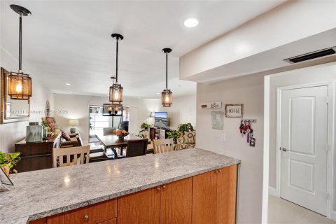 Townhouse in Hialeah, Florida 2 bedrooms, 130.81 sq.m. № 1944947 - photo 13