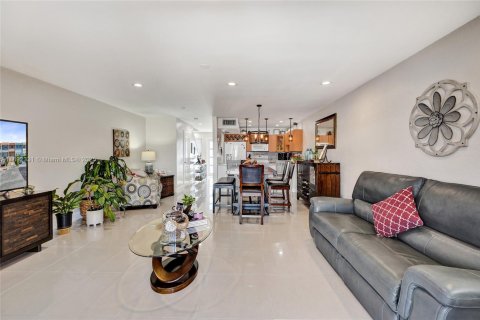 Townhouse in Hialeah, Florida 2 bedrooms, 130.81 sq.m. № 1944947 - photo 7