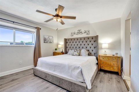 Townhouse in Hialeah, Florida 2 bedrooms, 130.81 sq.m. № 1944947 - photo 19