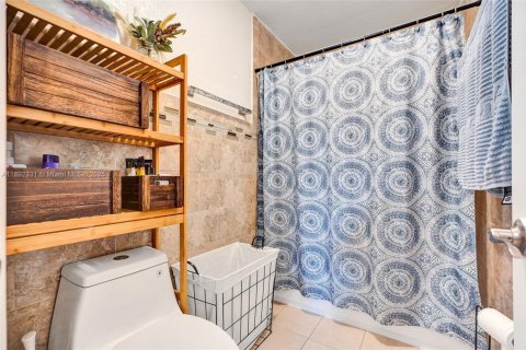 Townhouse in Hialeah, Florida 2 bedrooms, 130.81 sq.m. № 1944947 - photo 24