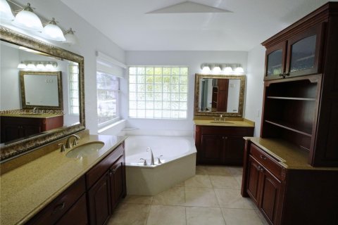 Villa ou maison à louer à Miramar, Floride: 4 chambres, 259.66 m2 № 2064806 - photo 8