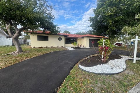 House in Deerfield Beach, Florida 2 bedrooms, 164.72 sq.m. № 2186393 - photo 3