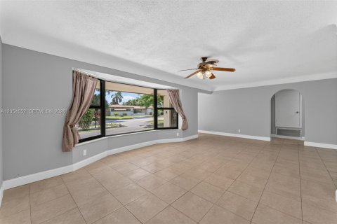 House in Deerfield Beach, Florida 2 bedrooms, 164.72 sq.m. № 2186393 - photo 12
