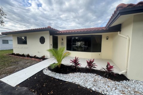 House in Deerfield Beach, Florida 2 bedrooms, 164.72 sq.m. № 2186393 - photo 4
