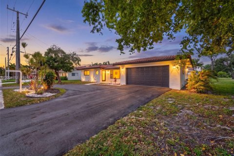 House in Deerfield Beach, Florida 2 bedrooms, 164.72 sq.m. № 2186393