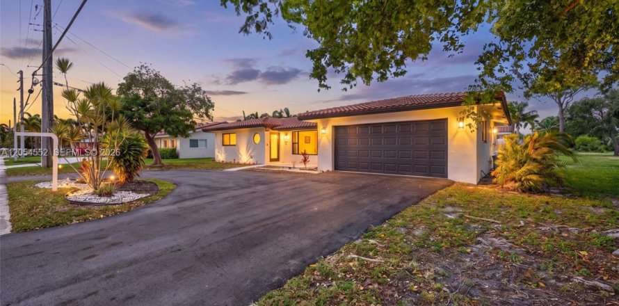 House in Deerfield Beach, Florida 2 bedrooms, 164.72 sq.m. № 2186393