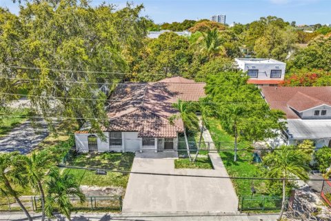 Купить коммерческую недвижимость в Майами, Флорида 241.55м2, № 2050059 - фото 2