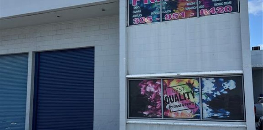 Commercial property in Miami, Florida 213.3 sq.m. № 1783010