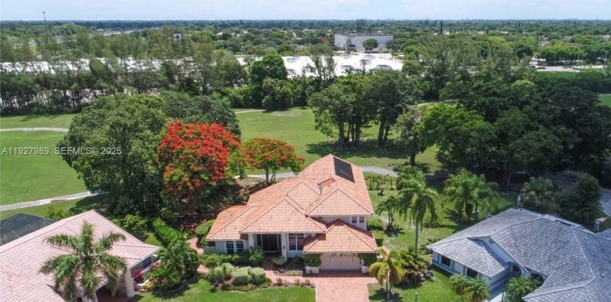 House in Tamarac, Florida 4 bedrooms, 267.37 sq.m. № 1987145