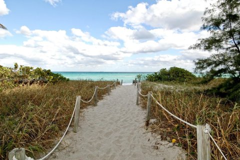 Condominio en alquiler en Hallandale Beach, Florida, 2 dormitorios, 92.9 m2 № 2076885 - foto 9