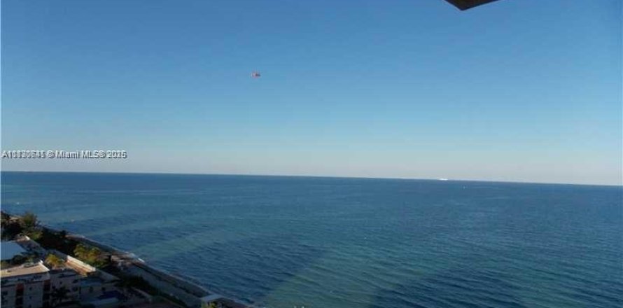 Condominio en Hallandale Beach, Florida, 2 dormitorios № 2076885