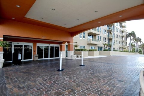 Condominio en alquiler en Hallandale Beach, Florida, 2 dormitorios, 92.9 m2 № 2076885 - foto 21