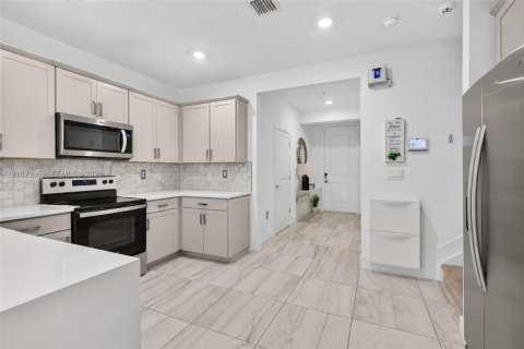 Townhouse in Pembroke Pines, Florida 3 bedrooms, 190.36 sq.m. № 2409051 - photo 5
