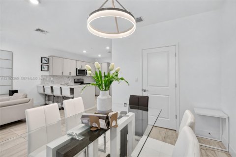 Townhouse in Pembroke Pines, Florida 3 bedrooms, 190.36 sq.m. № 2409051 - photo 10