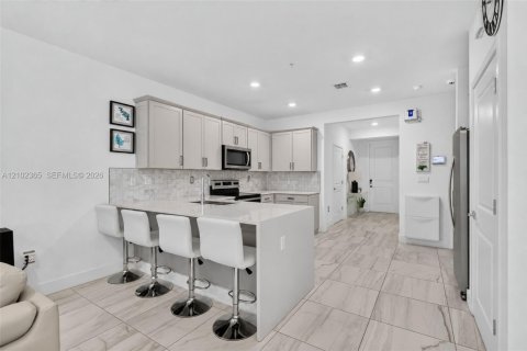 Townhouse in Pembroke Pines, Florida 3 bedrooms, 190.36 sq.m. № 2409051 - photo 6