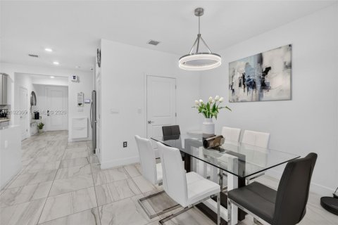 Townhouse in Pembroke Pines, Florida 3 bedrooms, 190.36 sq.m. № 2409051 - photo 9
