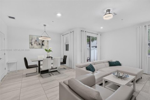 Townhouse in Pembroke Pines, Florida 3 bedrooms, 190.36 sq.m. № 2409051 - photo 7