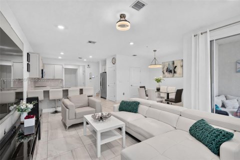Townhouse in Pembroke Pines, Florida 3 bedrooms, 190.36 sq.m. № 2409051 - photo 14