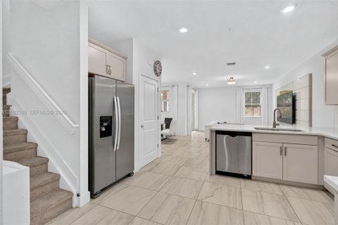 Townhouse in Pembroke Pines, Florida 3 bedrooms, 190.36 sq.m. № 2409051 - photo 2