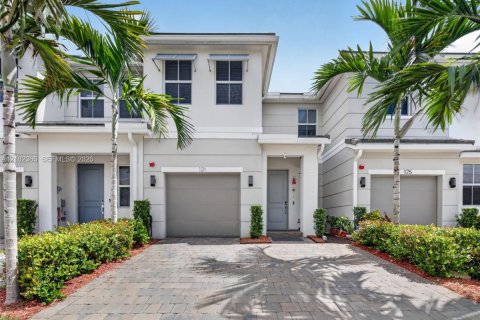 Townhouse in Pembroke Pines, Florida 3 bedrooms, 190.36 sq.m. № 2409051