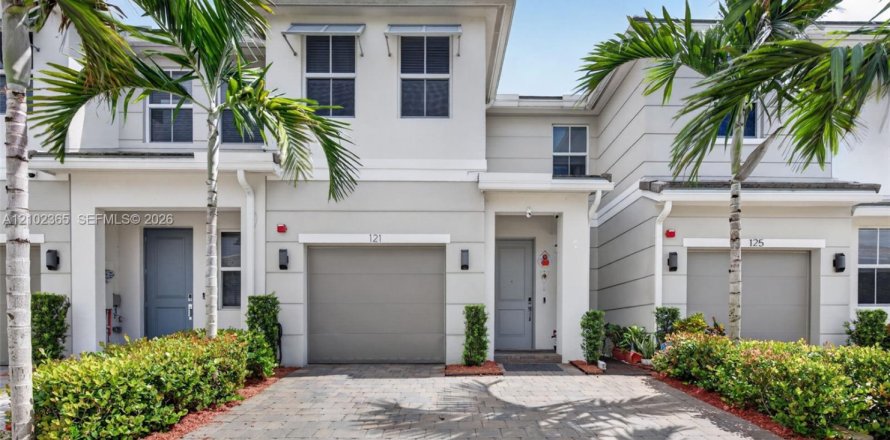 Townhouse in Pembroke Pines, Florida 3 bedrooms, 190.36 sq.m. № 2409051
