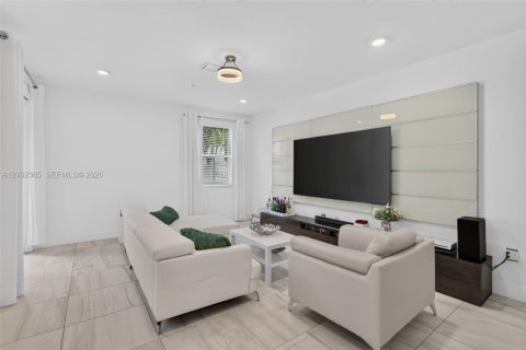 Townhouse in Pembroke Pines, Florida 3 bedrooms, 190.36 sq.m. № 2409051 - photo 12