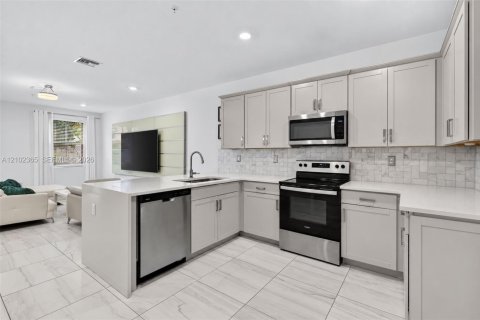 Townhouse in Pembroke Pines, Florida 3 bedrooms, 190.36 sq.m. № 2409051 - photo 3