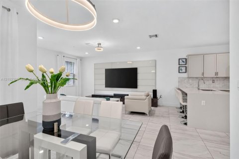Townhouse in Pembroke Pines, Florida 3 bedrooms, 190.36 sq.m. № 2409051 - photo 11