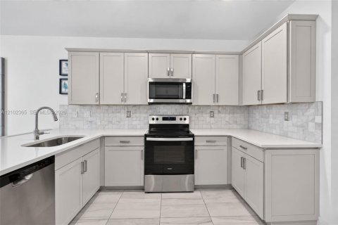 Townhouse in Pembroke Pines, Florida 3 bedrooms, 190.36 sq.m. № 2409051 - photo 4