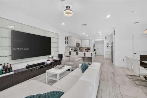 Townhouse in Pembroke Pines, Florida 3 bedrooms, 190.36 sq.m. № 2409051 - photo 13