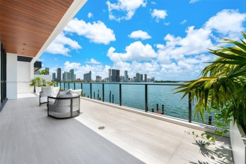 House in Miami, Florida 6 bedrooms, 589.65 sq.m. № 1805938 - photo 12