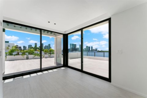 House in Miami, Florida 6 bedrooms, 589.65 sq.m. № 1805938 - photo 20