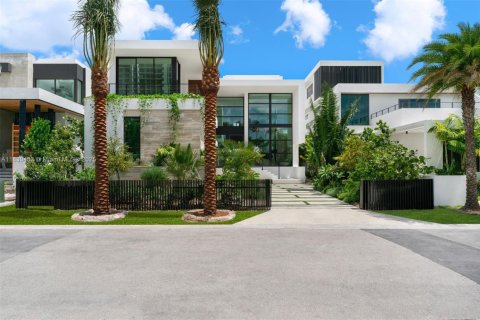 House in Miami, Florida 6 bedrooms, 589.65 sq.m. № 1805938 - photo 1