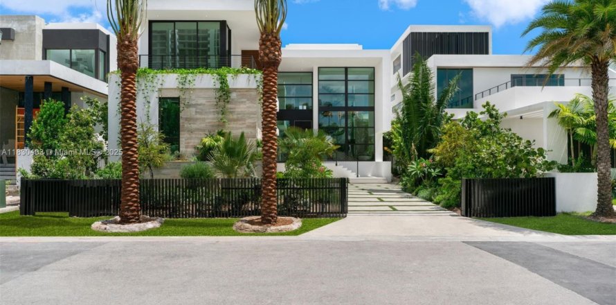 House in Miami, Florida 6 bedrooms, 589.65 sq.m. № 1805938