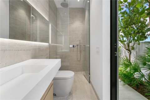 House in Miami, Florida 6 bedrooms, 589.65 sq.m. № 1805938 - photo 25