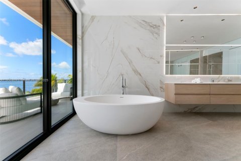 House in Miami, Florida 6 bedrooms, 589.65 sq.m. № 1805938 - photo 15