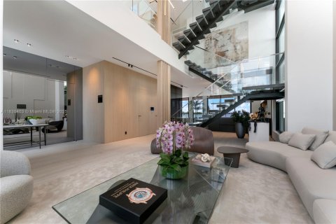 House in Miami, Florida 6 bedrooms, 589.65 sq.m. № 1805938 - photo 2