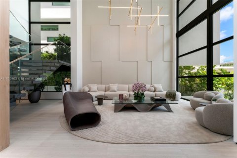 House in Miami, Florida 6 bedrooms, 589.65 sq.m. № 1805938 - photo 4