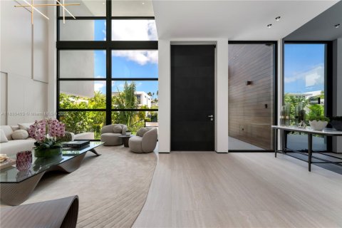 House in Miami, Florida 6 bedrooms, 589.65 sq.m. № 1805938 - photo 3